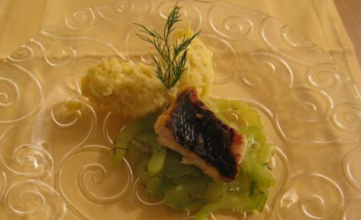 Dorade in Zitronenbutter an geschmorten Gurken und ...