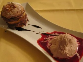 Rezept: Whiskey-Sahnetörtchen unter Karamellgitter mit Kirsch-Sahneeis Whiskey-Sahnetörtchen unter Karamellgitter mit Kirsch-Sahneeis - Rezept