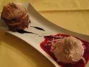 Whiskey-Sahnetörtchen unter Karamellgitter mit Kirsch-Sahneeis - Rezept