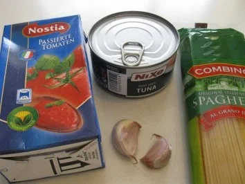 Spaghetti a la Puttanesca  - Spaghetti mit Thunfisch-Tomatensauce - Rezept - Bild Nr. 2