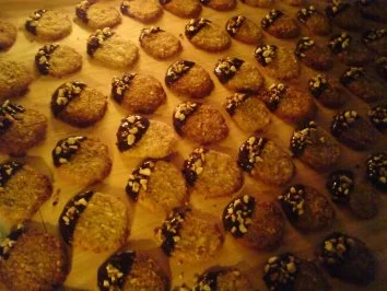 Rezept: PLÄTZCHEN: Haselnußtaler PLÄTZCHEN: Haselnußtaler - Rezept