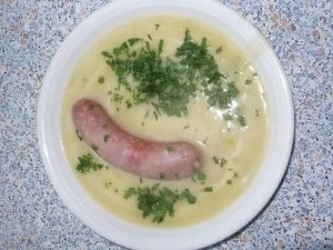 Pizzakatzes Kartoffelsuppe mit Mettwürstchen - Rezept