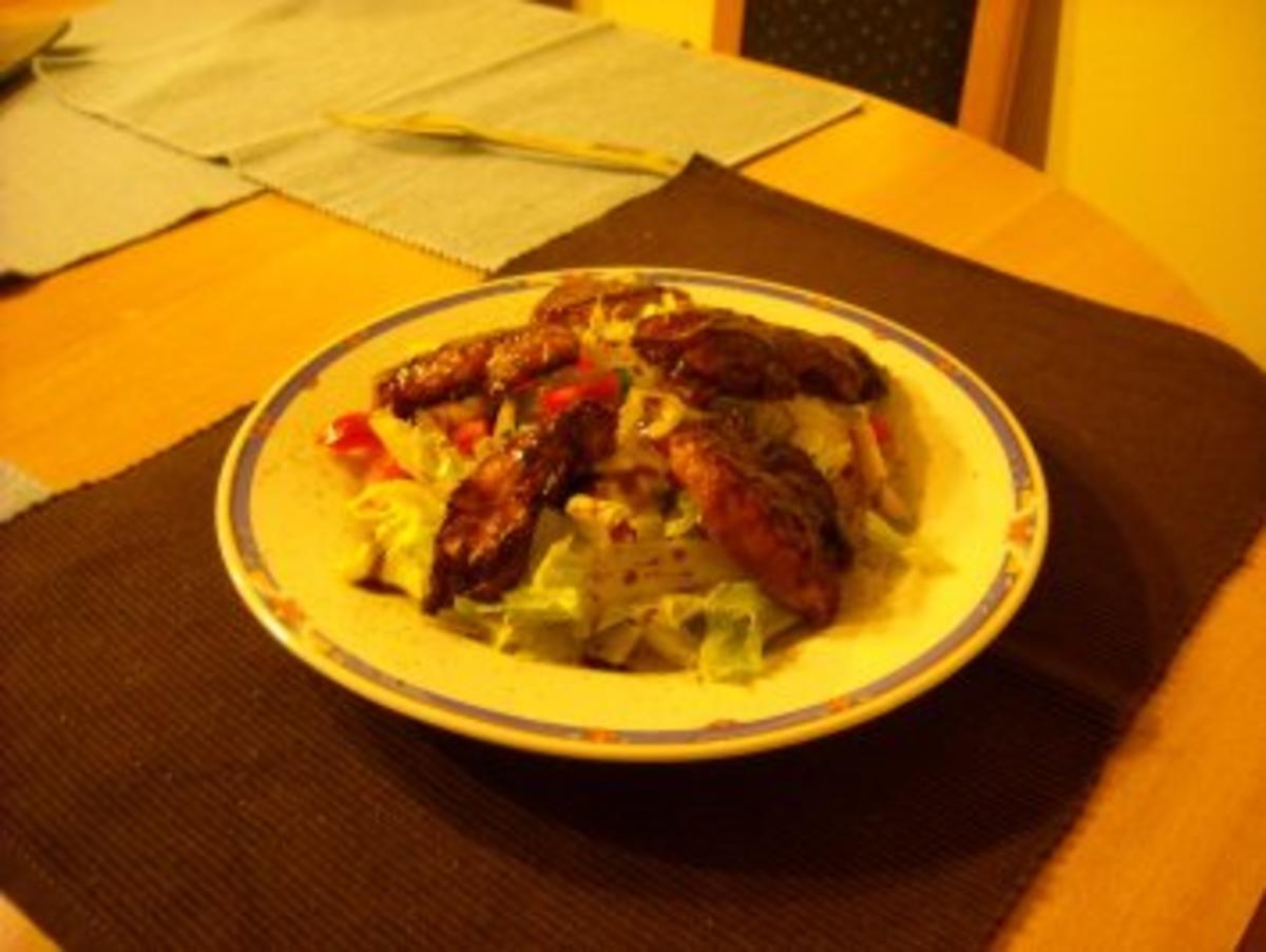 Knusprige Hühnerstreifen auf buntem Salat - Rezept