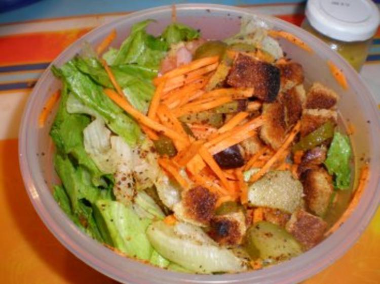Eisbergsalat mit Speck, Birne, Fenchelcroutons und Olivenöl Limetten ...