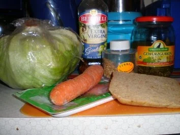 Eisbergsalat mit Speck, Birne ,Fenchelcroutons und Olivenöl-Limetten -Senf -Dressing - Rezept - Bild Nr. 2