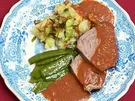 Rinderbraten mit Rotweinsoße, Kartoffelpüree und Kaiserschoten - Rezept