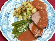 Rezept: Rinderbraten mit Rotweinsoรe, Kartoffelpรผree und Kaiserschoten Rinderbraten mit Rotweinsoรe, Kartoffelpรผree und Kaiserschoten - Rezept
