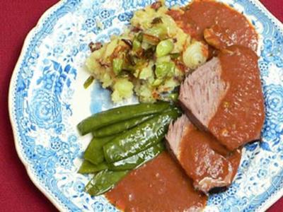 Rinderbraten mit Rotweinsoße, Kartoffelpüree und Kaiserschoten - Rezept