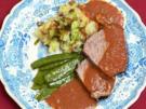 Rinderbraten mit Rotweinsoße, Kartoffelpüree und Kaiserschoten - Rezept