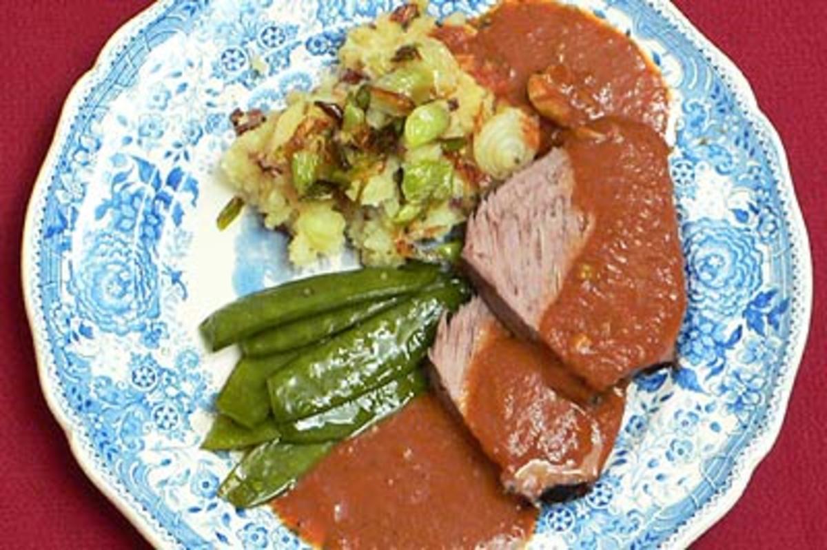 Bilder für Rinderbraten mit Rotweinsoße, Kartoffelpüree und Kaiserschoten - Rezept