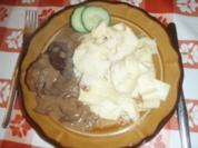 Hirschfilets mit Steinpilzrahmsauce, selbstgemachten Nudeln und Gurkensalat - Rezept