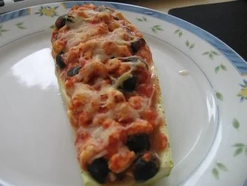 Rezept: Gefüllte "Pizza"-Zucchini Gefüllte "Pizza"-Zucchini - Rezept