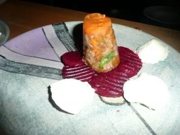 VORSPEISE/FLEISCH:Tafelspitzsülze vom Charolaisrind auf Rote-Bete_Scheiben mit Meerrettichmousse - Rezept - Bild Nr. 6