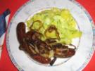 Bauernbratwürste mit Zwiebelringen und Kartoffel-Gurkensalat - Rezept