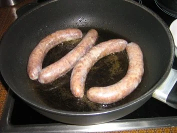 Bauernbratwürste mit Zwiebelringen und Kartoffel-Gurkensalat - Rezept - Bild Nr. 3