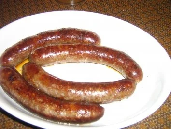 Bauernbratwürste mit Zwiebelringen und Kartoffel-Gurkensalat - Rezept - Bild Nr. 4