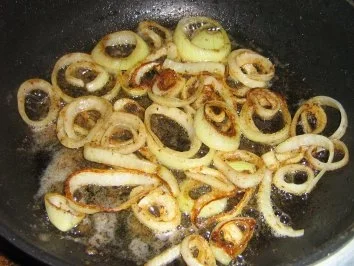 Bauernbratwürste mit Zwiebelringen und Kartoffel-Gurkensalat - Rezept - Bild Nr. 5