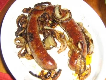 Bauernbratwürste mit Zwiebelringen und Kartoffel-Gurkensalat - Rezept - Bild Nr. 6