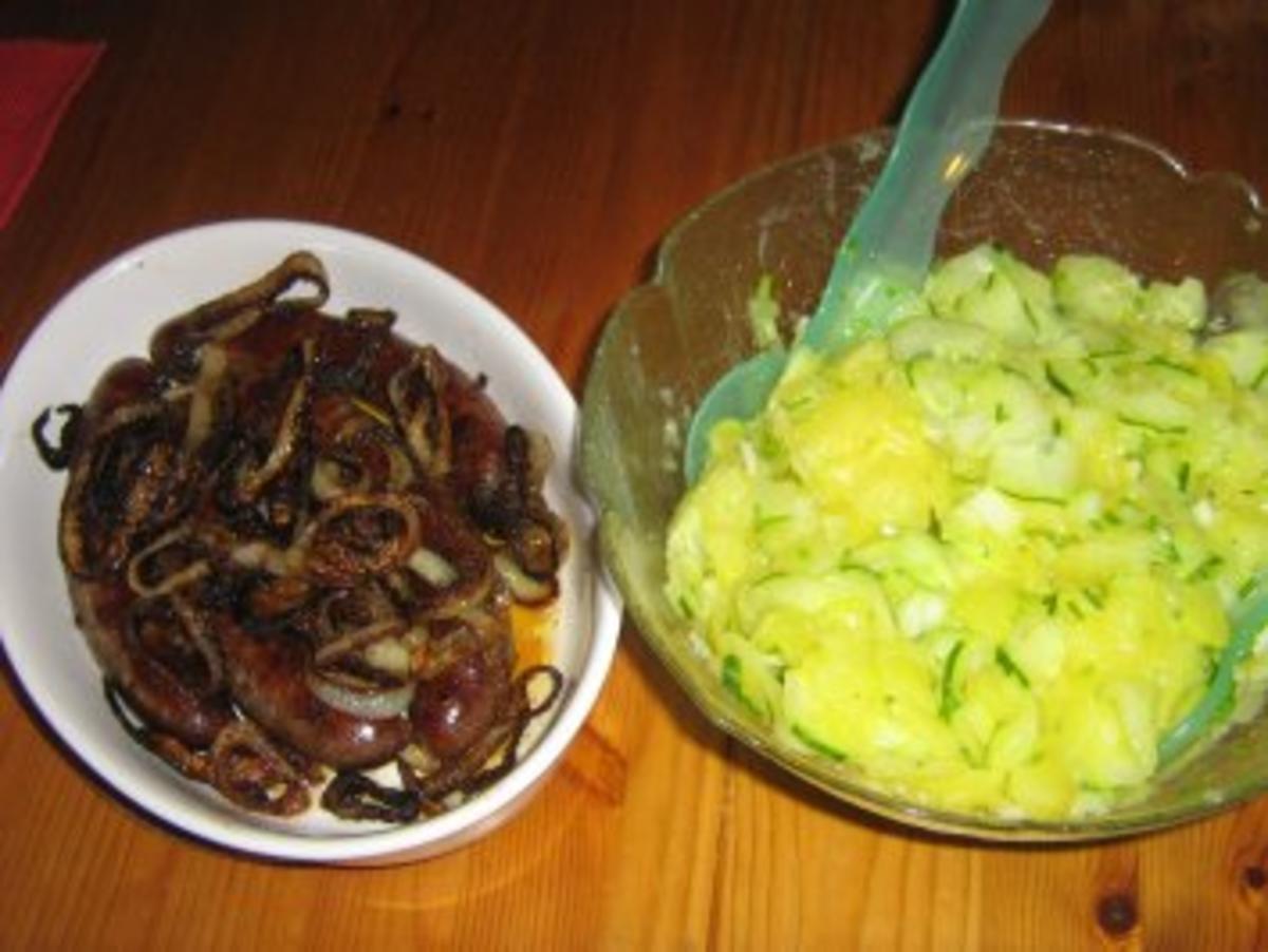 Bauernbratwürste mit Zwiebelringen und Kartoffel-Gurkensalat - Rezept - Bild Nr. 7