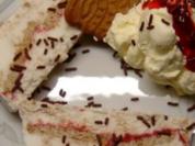 Winter-Eistorte mit Zimtsahne - Rezept