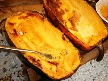 Spagettikürbis mit Käse-Sahnesoße - Rezept - Bild Nr. 5