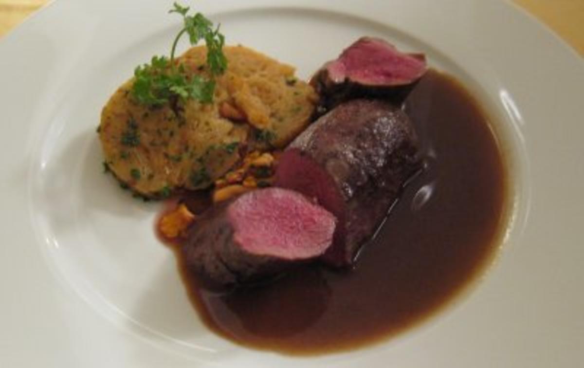 Vanille-Rehfilet an Blaubeersoße dazu Pfifferlingsknödel - Rezept ...