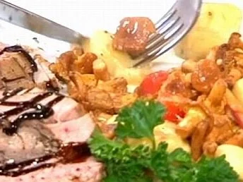 Rezept: Rosa pochiertes Kalbsfilet mit Waldpilzfüllung auf Pfifferling-Gnocchi-Ragout Rosa pochiertes Kalbsfilet mit Waldpilzfüllung auf Pfifferling-Gnocchi-Ragout - Rezept