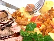 Rosa pochiertes Kalbsfilet mit Waldpilzfüllung auf Pfifferling-Gnocchi-Ragout - Rezept