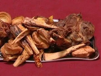 Rezept: Lamm mit Minzsoße, Yorkshire Puddings, Bratkartoffeln und Pastinaken (Rob Green) Lamm mit Minzsoße, Yorkshire Puddings, Bratkartoffeln und Pastinaken (Rob Green) - Rezept