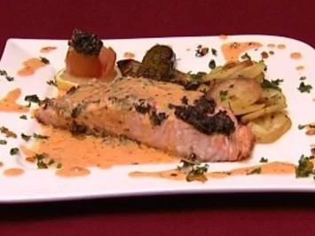 Lachs mit Olivenkruste in Limonensoße mit Zucchinischeiben und Rosmarinkartoffeln (Dunja Rajter) - Rezept