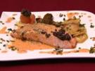 Lachs mit Olivenkruste in Limonensoße mit Zucchinischeiben und Rosmarinkartoffeln (Dunja Rajter) - Rezept