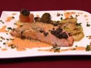 Rezept: Lachs mit Olivenkruste in Limonensoße mit Zucchinischeiben und Rosmarinkartoffeln (Dunja Rajter) Lachs mit Olivenkruste in Limonensoße mit Zucchinischeiben und Rosmarinkartoffeln (Dunja Rajter) - Rezept