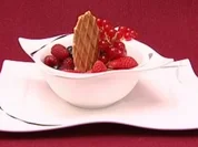 Weincreme mit Beeren (Dunja Rajter) - Rezept