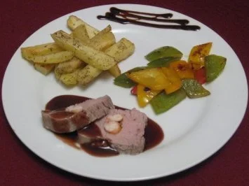 Kalbsfilet mit Garnelen an Landweinsoße mit Kartoffeln a la Provence und Paprika - Rezept