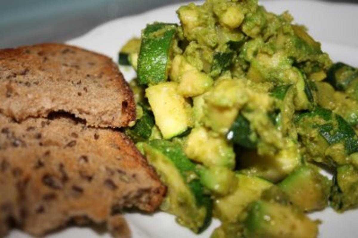 Gemüsepfanne: Avocado-Zucchini-Pfanne - Rezept - kochbar.de
