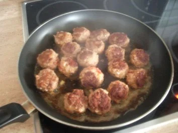 Rezept: Überbackene Hackbällchenpfanne mit Spätzle Bild Nr. 2 Überbackene Hackbällchenpfanne mit Spätzle - Rezept - Bild Nr. 2