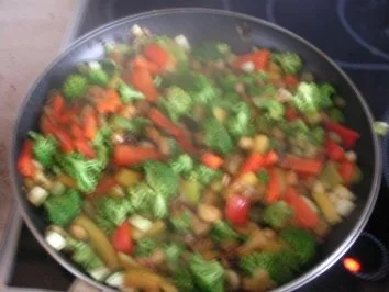 Rezept: Überbackene Hackbällchenpfanne mit Spätzle Bild Nr. 3 Überbackene Hackbällchenpfanne mit Spätzle - Rezept - Bild Nr. 3