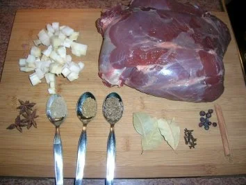 Rehkeule mit römischen Gnocchis, Wirsingkugeln an Portwein-Rotwein-Gewürz-Jus - Rezept - Bild Nr. 2