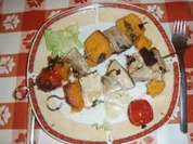 Spiesse mit Kürbis, Schwertfisch und Tomaten und dazu ein grüner Salat - Rezept