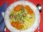 Nudelsuppe mit Rindfleisch und Gemüseeinlage - Rezept