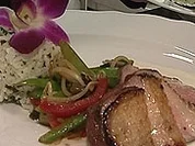 Lackierte Entenbrust an Ingwerpflaume, Wokgemüse und Korianderreis - Rezept