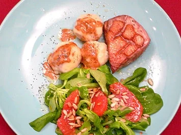 Gebratene Entenbrust mit Kirschknödelchen und Feldsalat mit Grapefruit - Rezept