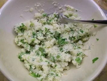 Maispoulardenbrust unter der Haut gefüllt an Kartoffelmousseline, tournierten Karotten und Frühlingslauch - Rezept - Bild Nr. 3