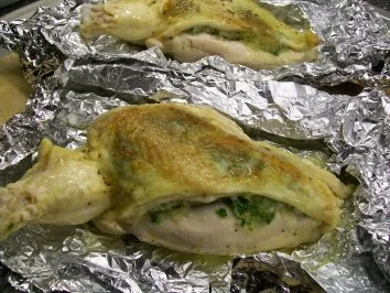 Maispoulardenbrust unter der Haut gefüllt an Kartoffelmousseline, tournierten Karotten und Frühlingslauch - Rezept - Bild Nr. 8