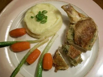 Maispoulardenbrust unter der Haut gefüllt an Kartoffelmousseline, tournierten Karotten und Frühlingslauch - Rezept - Bild Nr. 9