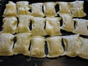 Maultaschen mit Majoran-Oregano-Tomatensoße überbacken - Rezept - Bild Nr. 3