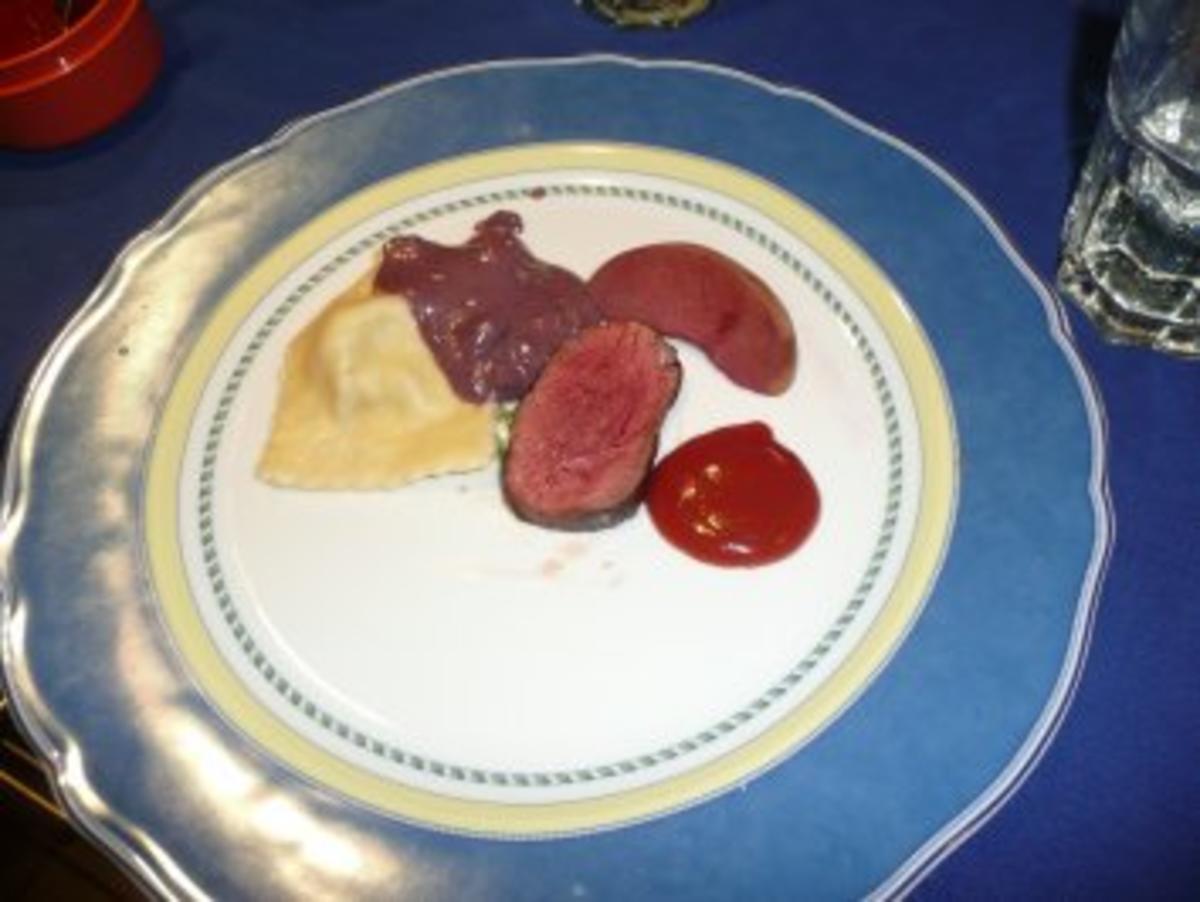 WILD/HIRSCHFILET mit Pilzravioli und Waldbeeren-Birnen-Soße - Rezept
Durch silke7