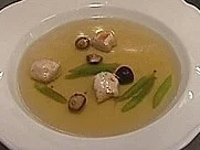 Rezept: Fasanen-Consomme mit Fasanenklößchen, Shitake und Thaispargel Fasanen-Consomme mit Fasanenklößchen, Shitake und Thaispargel - Rezept