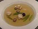Fasanen-Consomme mit Fasanenklößchen, Shitake und Thaispargel - Rezept