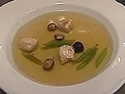 Fasanen-Consomme mit Fasanenklößchen, Shitake und Thaispargel - Rezept